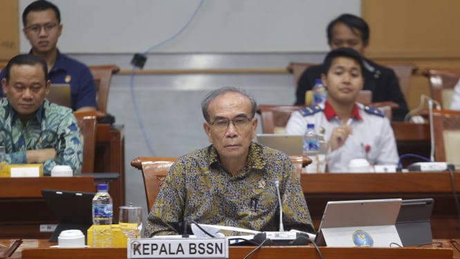 Kepala BSSN Hinsa Siburian Raker dengan DPR Terkait Pembobolan Data dan Judi Online.