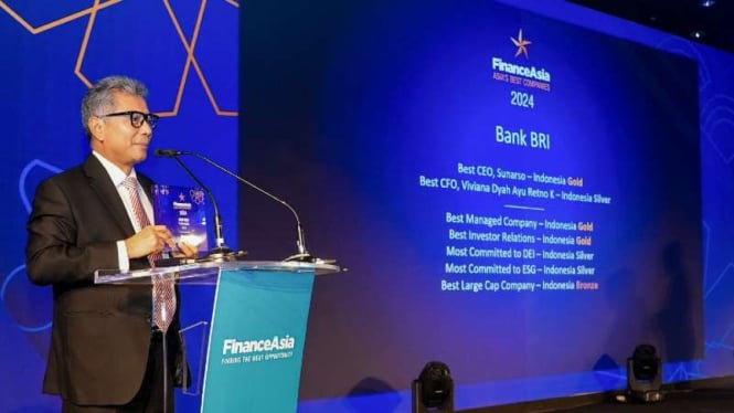 Direktur Utama BRI Sunarso menerima penghargaan FinanceAsia.