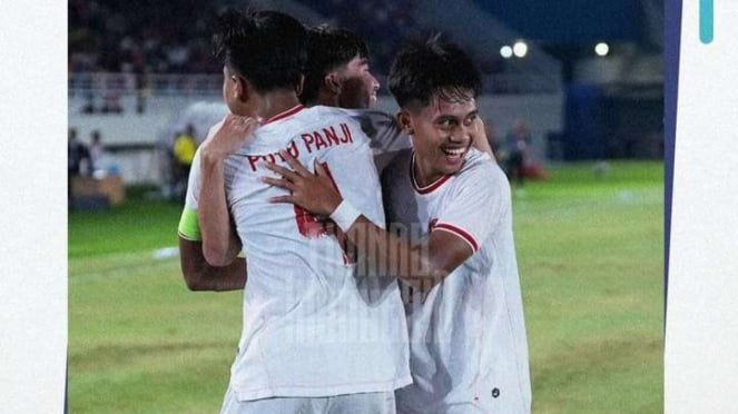 Los jugadores de la selección indonesia U16 celebran un gol