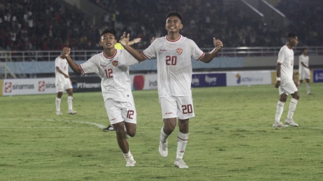 Pemain Timnas U-16 Josh Holong Junior saat melakukan selebrasi gol di laga melawan Laos di Piala AFF U-16 2024 di Stadion Manahan, Solo, Kamis malam, 27 Juni 2024.
