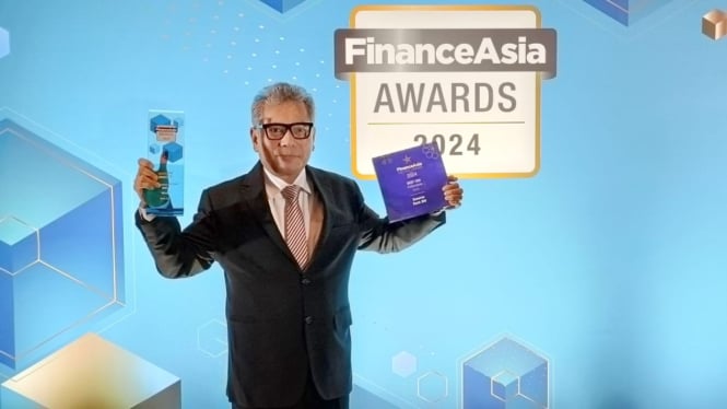 Direktur Utama BRI, Sunarso saat menerima Finance Asia Awards 2024