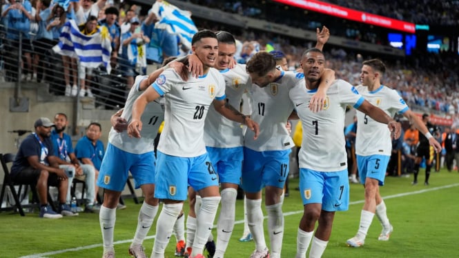 Maximiliano Araujo dan tim Uruguay merayakan gol ke gawang Bolivia