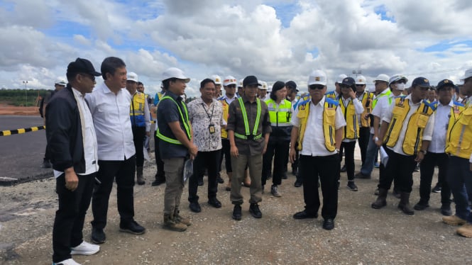 Plt Kepala Otorita IKN, Basuki Hadimuljono  meninjau pembangunan Bandara VVIP IKN di Kabupaten Penajam Paser Utara (PPU), Kalimantan Timur (Kaltim) [Istimewa]