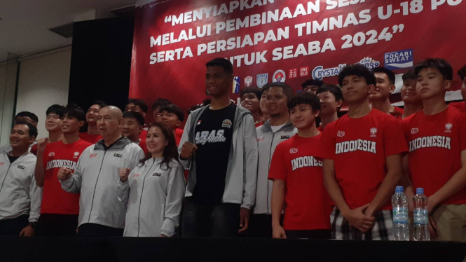 Perbasi bersama Sagil Muhammad Rizki dan skuad Timnas Basket Putra U-18