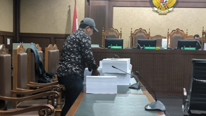 Berkas tuntutan perkara gratifikasi dan pemerasan yang menjerat eks Menteri Pertanian Syahrul Yasin Limpo atau SYL di Pengadilan Tipikor, Jakarta Pusat, Jumat, 28 Juni 2024