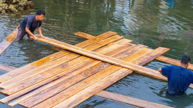 Un YouTuber de Dinamarca ayuda a reconstruir un puente dañado en Wakatobi