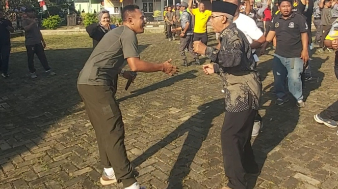 VIVA Military: Raja Aibon y Pak Udin en un concierto de 3 columnas