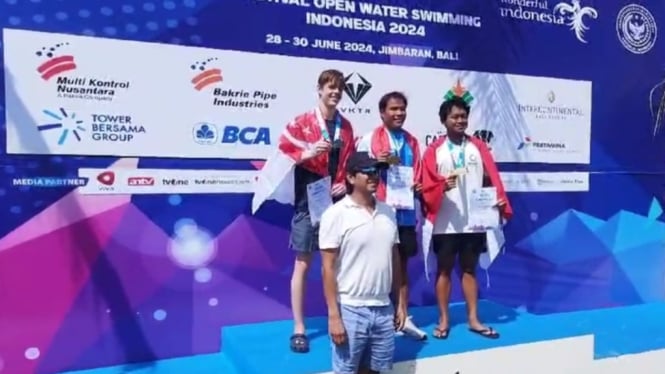 Wakil Ketua Umum Pengurus Besar Akuatik Indonesia, Harlin E.Rahardjo dan para pemenang kategori putra nomor 5 kilometer.