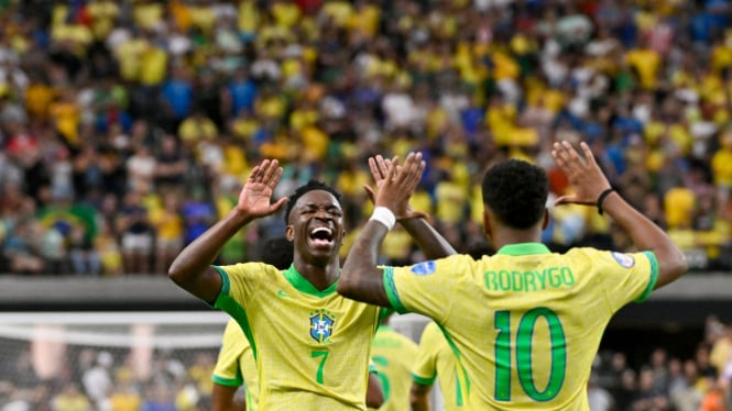 Pemain Timnas Brasil Vinicius Junior merayakan gol bersama Rodrygo