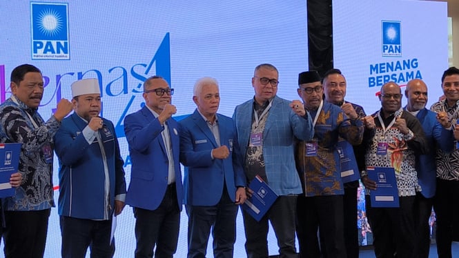 Partai Amanat Nasional (PAN) menyerahkan surat keputusan (SK) rekomendasi dukungan untuk delapan pasangan calon gubernur dan calon wakil gubernur (cagub-cawagub) di Pilkada 2024 di Kantor DPP PAN, Jakarta Selatan, Sabtu, 29 Juni 2024