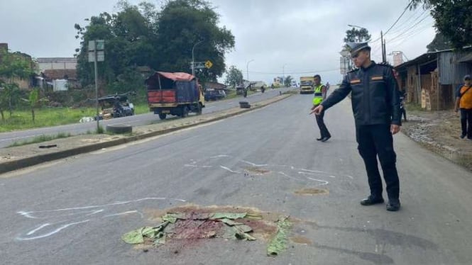 Polisi menunjukkan TKP kecelakaan lalu lintas yang menewaskan personel drum band di Jalur Lingkar Selatan Sukabumi, Simpang Mangkalaya, Desa/Kecamatan Cisaat, Kabupaten Sukabumi, Jawa Barat, Sabtu, 29 Juni 2024.