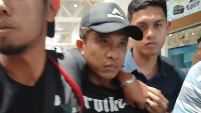 Tersangka ANT pembunuhan dan pengecoran pegawai koperasi di Palembang saat digiring kepolisian di Bandara SMB II Palembang, Sabtu, 29 Juni 2024.