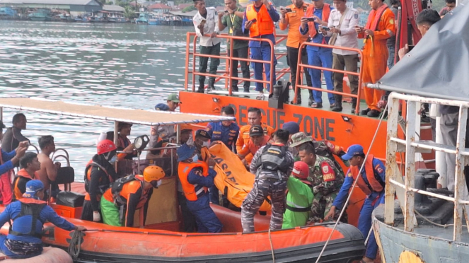 El proceso de evacuación de supervivientes y muertos de un naufragio en aguas de Tapanuli Central Regency (documento de la Policía Central de Tapanuli).