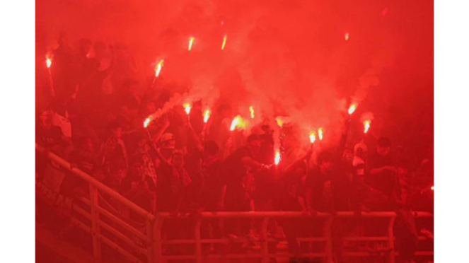 Llamarada en partido Persebaya Surabaya