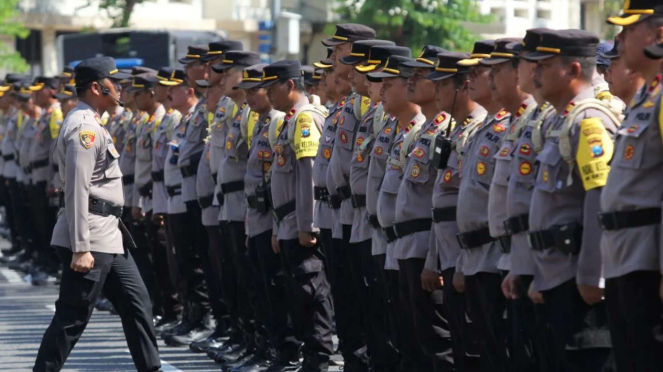 Varios miembros de la Policía Nacional de Indonesia (Polri) 