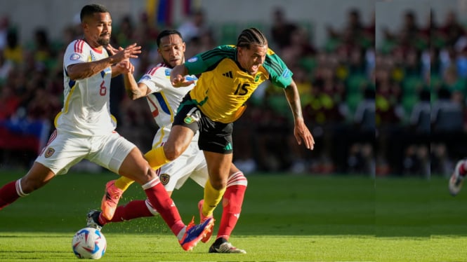 Aksi pemain timnas Jamaika Joel Latibeaudiere melewati kawalan pemain Venezuela