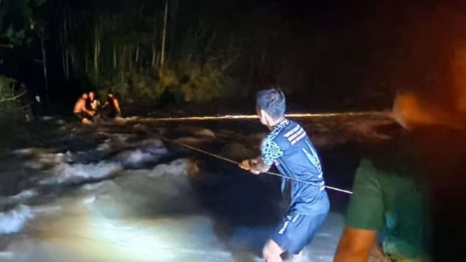 Aksi TNI Dari Satgas Yonif 111/KB Selamatkan Warga Yang Terseret Arus Banjir