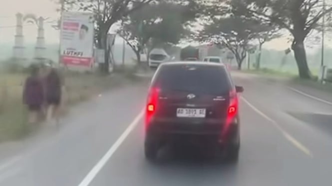 Aksi arogan pengemudi Daihatsu Xenia 