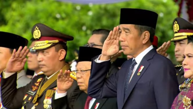 Presiden RI Joko Widodo dan Wakil Presiden RI Ma'ruf Amin menghadiri acara peringatan HUT Bhayangkara ke-78 di Monas, Jakarta Pusat, Senin, 1 Juli 2024 (sumber: YouTube Divisi Humas Polri)