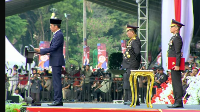 El presidente de Indonesia, Joko Widodo (Jokowi), en la conmemoración del 78.º aniversario de Bhayangkara en Monas, en el centro de Yakarta, el lunes 1 de julio de 2024 (fuente: captura de pantalla de YouTube del Departamento de Relaciones Públicas de la Policía)