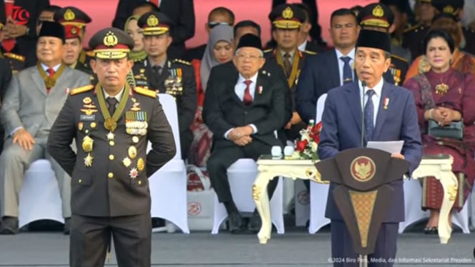 Presiden RI Joko Widodo (Jokowi) dan Kapolri Jenderal Listyo Sigit Prabowo di acara upacara peringatan HUT Bhayangkara ke-78 di Monas, Jakarta Pusat, Senin, 1 Juli 2024