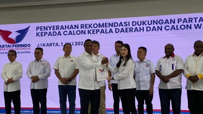 Ketua Desk Pilkada Partai Perindo Angela Tanoesoedibjo saat memberi surat rekomendasi untuk bakal calon kepala daerah