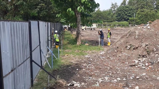 Pekerja sedang beraktivitas di lahan yang akan dibangun rumah pensiun Presiden Jokowi di Desa Blulukan