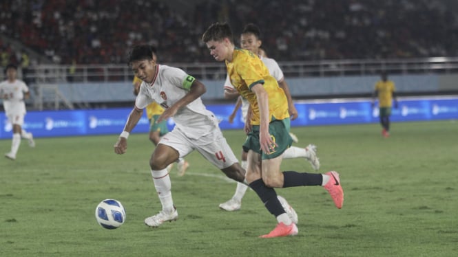 Pemain Timnas U-16 dan Australia berebur bola dalam laga semifinal Piala AFF U-16 2024 di Stadion Manahan, Solo