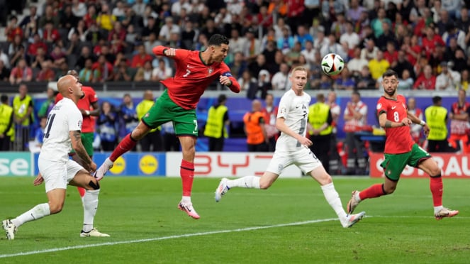 El capitán de la selección de Portugal, Cristiano Ronaldo, con Eslovenia