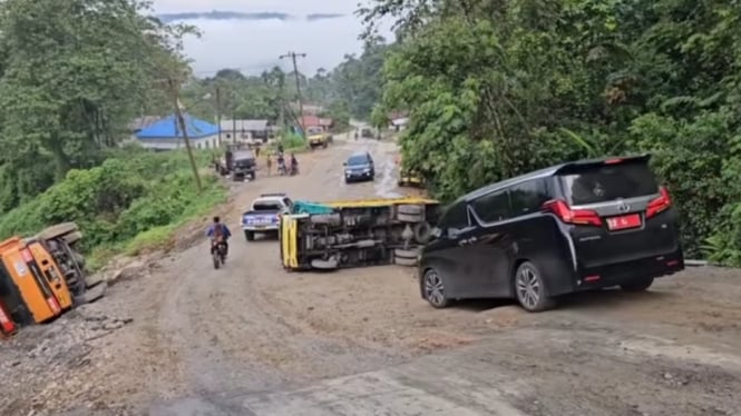 Viral Toyota Alphard pejabat tidak peduli melihat truk terbalik di jalan rusak