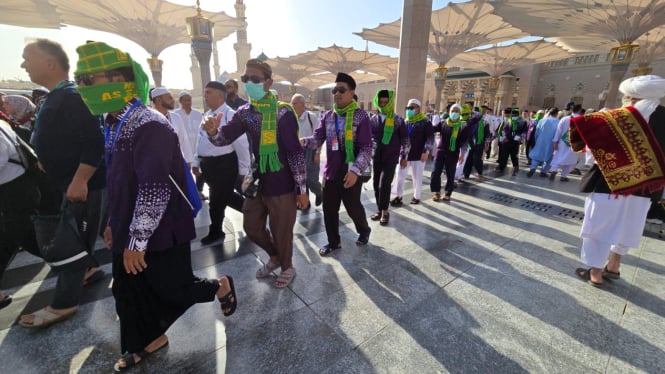 Antrean jemaah haji Indonesia menuju area Raudhah di Masjid Nabawi Madinah