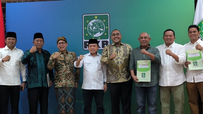 Partai Kebangkitan Bangsa (PKB) menyerahkan SK rekomendasi dukungan ke 2 pasangan cagub-cawagub dan dua cabup-cawabup di Pilkada 2024 di Kantor DPP PKB, Jakarta Pusat, Selasa, 2 Juli 2024