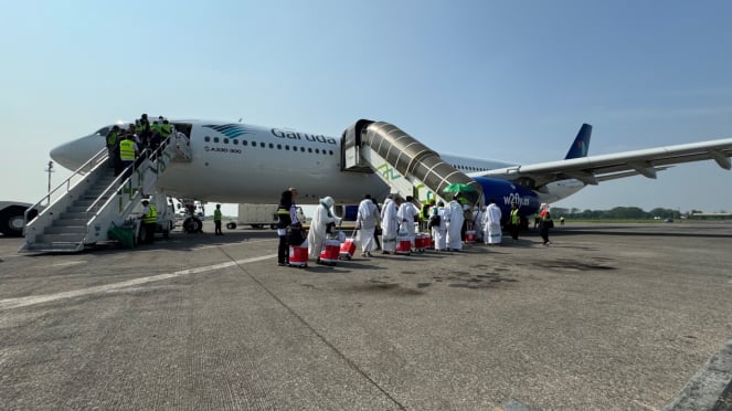 Jemaah calon haji ketika akan naik pesawat Garuda Indonesia di Bandara Adi Soemarmo