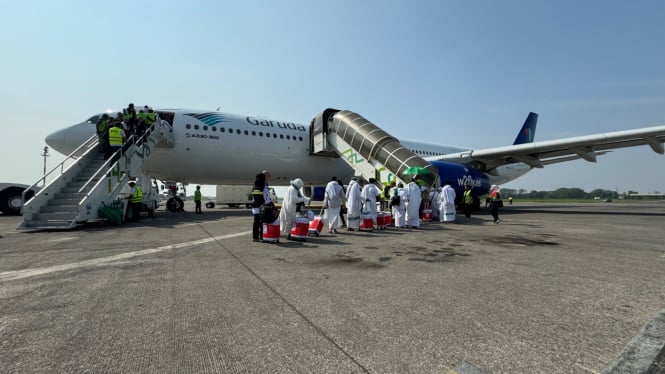 Jemaah calon haji ketika akan naik pesawat Garuda Indonesia di Bandara Adi Soemarmo