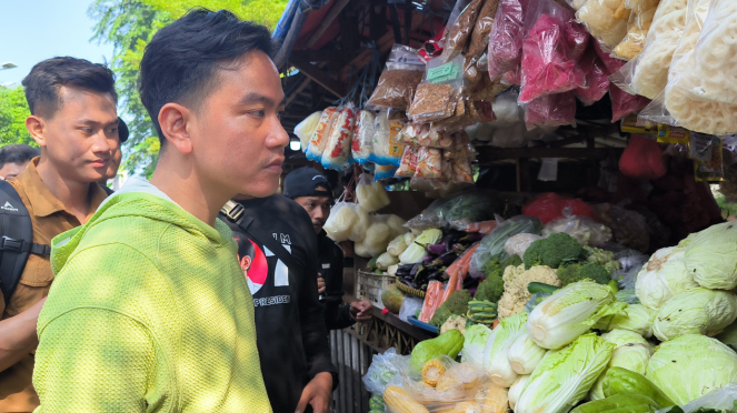 Wakil Presiden RI terpilih periode 2024-2029, Gibran Rakabuming Raka blusukan ke Pasar Nangka, Jakarta Pusat, Rabu, 3 Juli 2024