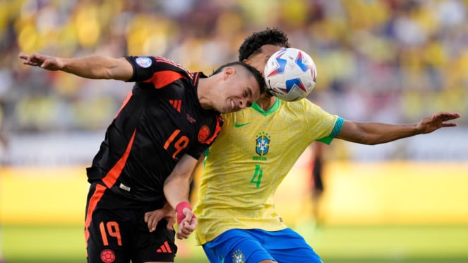 Rafael Santos Borré, de Colombia, izquierda, y Marquinhos, de Brasil, pelean por el balón