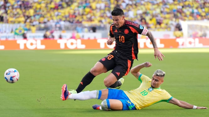 Kapten Timnas Kolombia James Rodriguez duel dengan pemain Brasil Andreas Pereira