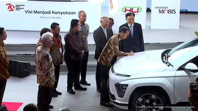 Presiden Joko Widodo meresmikan produksi Hyundai Kona Electric terbaru buatan RI
