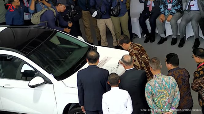 Presiden Joko Widodo meresmikan produksi Hyundai Kona Electric terbaru buatan RI