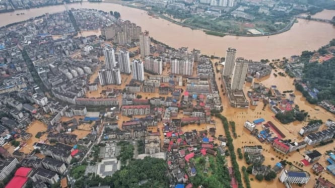 Pemandangan udara dari gedung-gedung dan jalan-jalan yang terendam banjir setelah hujan lebat di Yueyang, di provinsi Hunan, Tiongkok tengah, 2 Juli 2024. (Doc: Channel News Asia)