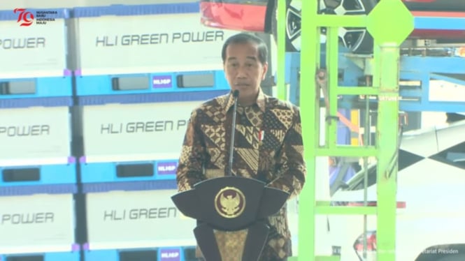 Presiden Jokowi saat meresmikan pabrik baterai kendaraan listrik