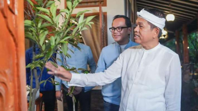 Mantan wali kota Bogor Bima Arya Sugiarto berkunjung ke rumah Dedi Mulyadi di Lembur Pakuan Kabupaten Subang, Jawa Barat, Rabu, 3 Juli 2024, untuk berdiskusi soal Jawa Barat dan saling memberikan tanda mata.