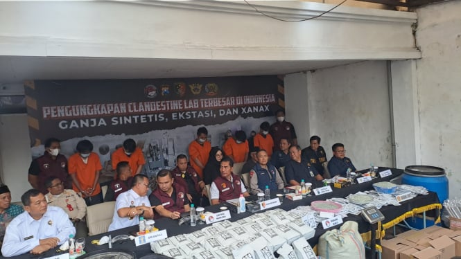 Direktorat Tindak Pidana Narkoba Bareskrim Polri dan Polda Jawa Timur membongkar pabrik narkoba terbesar di Indonesia yang berada di Kota Malang