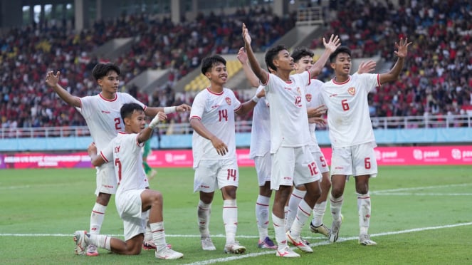 La selección juvenil de Indonesia sub 16 años celebra su victoria sobre Vietnam