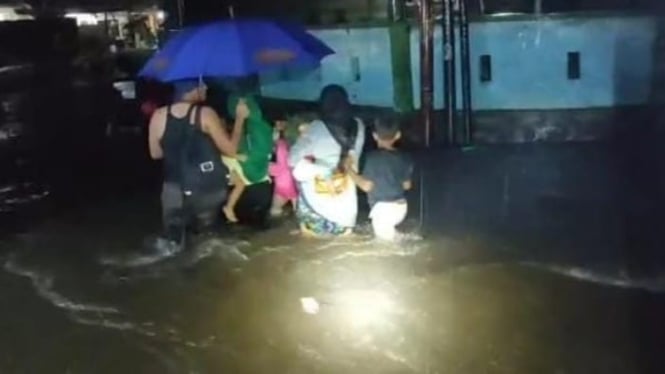Warga di Mataram mengungsi akibat banjir (istimewa)
