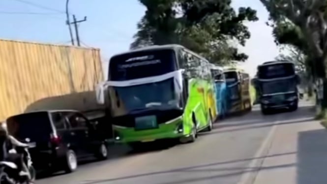 Kecelakaan beruntun bus