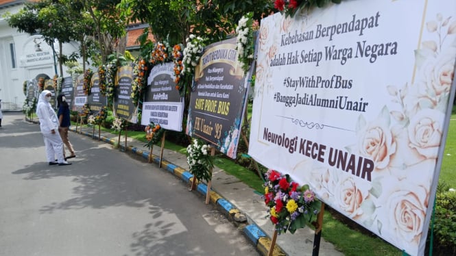 Karangan bunga kecewa atas pemecatan Prof Bus dari Dekan FK bertemakan di halaman Kampus A Unair Surabaya.