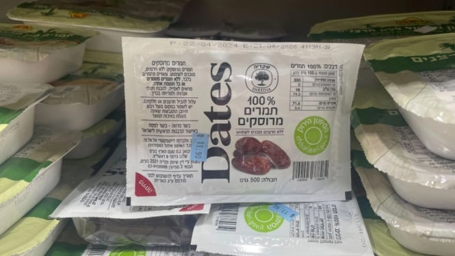 Kurma bersertifikat halal yang diproduksi di UEA dijual di supermarket di kota Acre, Israel utara (Doc: The Cradle)