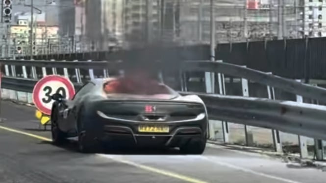 Mobil Ferrari kecelakaan di hari pertama Reli Italia