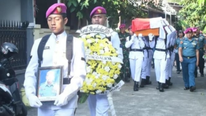 VIVA Militer: Prajurit Pasmar 1 antar jenazah Mayor Marinir Arief ke pemakaman